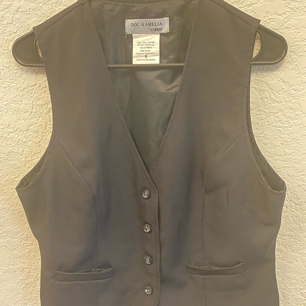 Doc & Amelia black vest, size small in women's.